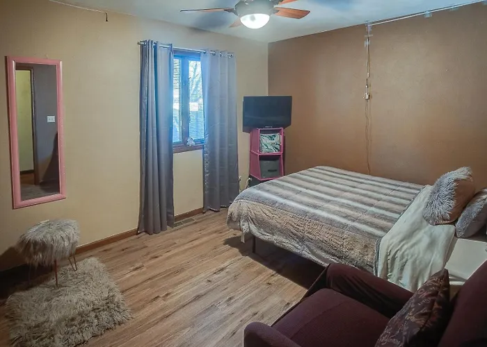 Spacious Tranquility With Private Pool Belleville